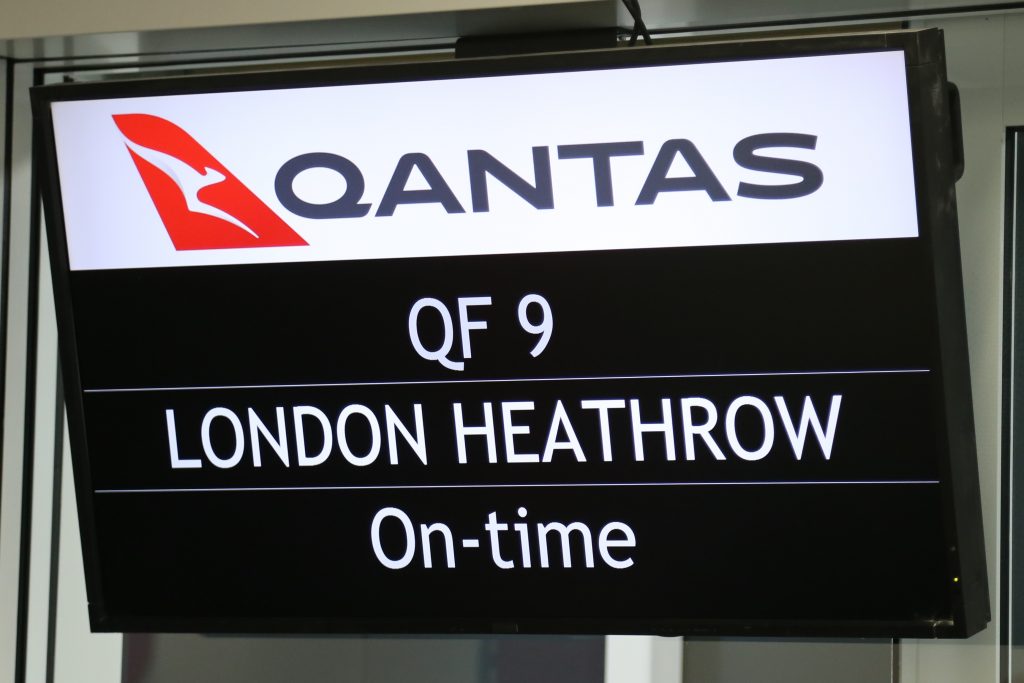 Anzeigetafel, die QF9 London Heathrow von Qantas ankündigt