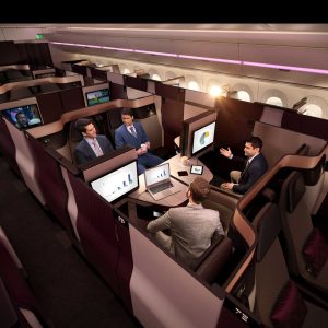 Qsuite von Qatar zeigt ein Meeting im Flugzeug